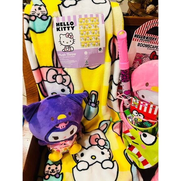 Hello kitty cute Easter Bundle with Kuromi dressed as baby chicks 50 x 70 throw - Picture 2 of 7